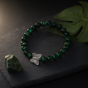 Pulsera de Cristal de Ojo de Tigre Verde con Dije de Mariposa - Accesorio de Moda - Product Image 3