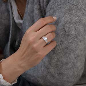 Anillo unisex chapado en oro de 14K con diamante de corte esmeralda, certificado IGI, joyería clásica de compromiso - Product Image 2