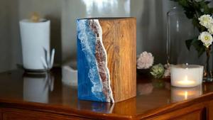 Urna de madera de resina oceánica personalizada, caja de cremación de palisandro indio, urna hecha a mano. - Product Image 1