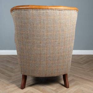 Sillón Chesterfield de Cuero Marrón Premium con Respaldo Alto, Diseño Acolchado, Patas de Madera, Asiento Tradicional para Sala de Estar - Product Image 4
