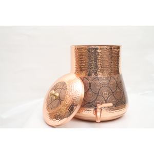 Dispensador de Agua Artesanal de Cobre Puro con Acabado Martillado y Grifo de Latón, Matka Ayurvédica Tradicional para una Bebida Saludable - Product Image 1