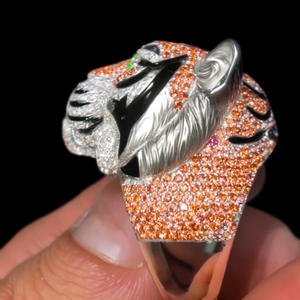 แหวนเงินแท้ทรงหัวเสือประดับเพชรโมอิสซาไนต์ ดีไซน์ฮิปฮอปสุดเท่ห์  ตกแต่งด้วยรายละเอียดตาสีเขียว  สำหรับผู้ชาย - Product Image 3