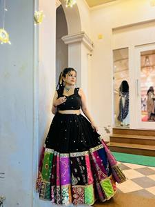 Ensemble de robe traditionnelle indienne brodée pour femmes avec lehenga choli en patchwork coloré, coupe ample, longueur au sol, tenue de mariage - Product Image 2