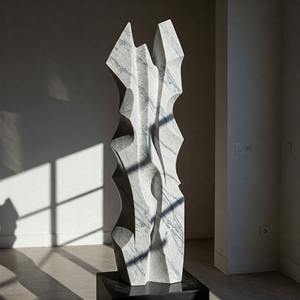 Sculpture abstraite en marbre blanc sculptée à la main avec une forme organique fluide - Product Image 3