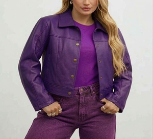 Chaqueta Corta de Cuero Sintético Negro para Mujer, Estilo Motero, con Cuello Camisero y Botones al Frente - Product Image 4
