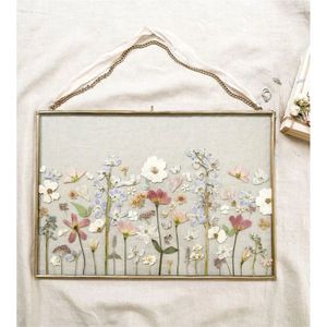 Cadre photo suspendu décoratif en métal et verre, support minimaliste pour fleurs pressées, pour décoration murale et intérieure moderne - Product Image 1