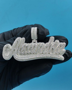 Colgante Personalizado con Nombre Alexandria, Plata de Ley 925, Bañado en Rodio, Moissanita Redonda de Corte Brillante, Joyería Unisex Estilo Hip Hop - Product Image 1