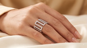 Bague de déclaration géométrique ajourée en or blanc avec diamant de laboratoire, sertissage pavé DEF VVS, certifiée IGI, rhodiée, de luxe pour mariage - Product Image 2