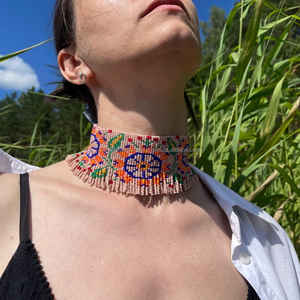 Elegante collar bordado a mano con cuentas de cristal brillantes Joyería elegante y atemporal para mujeres de todas las edades - Product Image 1