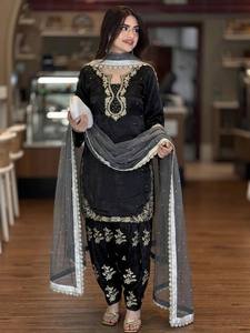 Ensemble Kurti en soie de verre romain de qualité supérieure avec broderie de sequins de 3 mm, pantalon palazzo Farshi et dupatta en organza fantaisie - Product Image 3