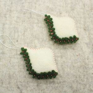 Ornement carré en feutre blanc avec bordure verte et perles rouges, décoration de Noël à suspendre - Product Image 5