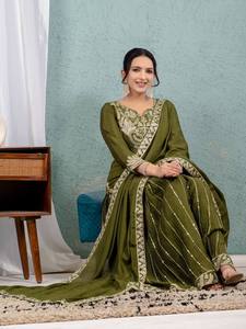 Robe ethnique traditionnelle indienne et pakistanaise pour femmes, en soie verte brodée, longueur au sol, coupe ample, toutes saisons - Product Image 3