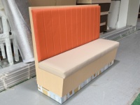 Banquette de restaurant moderne rembourrée en cuir artificiel orange et beige avec dossier en forme de canal, banc de salle à manger commercial pour café et bar