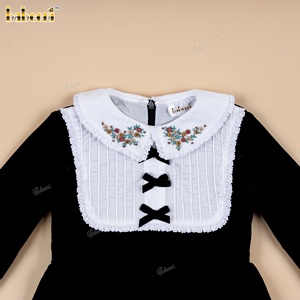 DR4544 – Vestido Negro de Terciopelo con Corte en A y Detalles Bordados a Mano - Product Image 2
