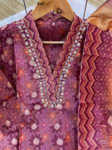 Conjunto de Kurti Floral Color Vino con Pantalón Interior Ligero para Mayor Comodidad - Product Image 4