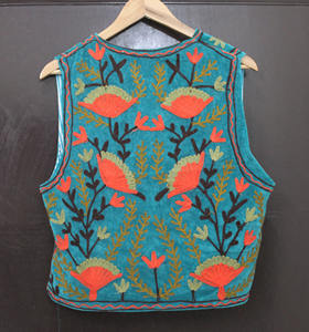 Chaleco de terciopelo floral Suzani bordado sin mangas para mujer, chaleco corto de invierno de algodón con relleno de algodón - Product Image 2