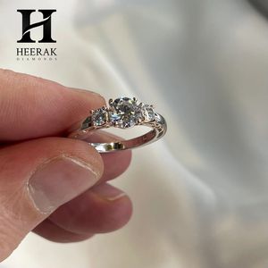 Anillo Trilogía de Dos Tonos con Diamantes Redondos Brillantes Cultivados en Laboratorio, Anillo de Compromiso de Tres Piedras para Mujer - Product Image 1