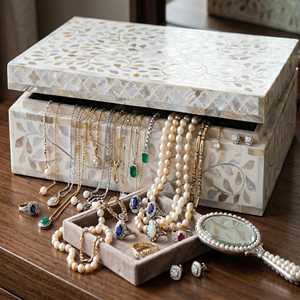 Caja de joyería de madera hecha a mano con incrustaciones de nácar, exquisito diseño floral en relieve, juego de regalo de lujo para bodas - Product Image 4