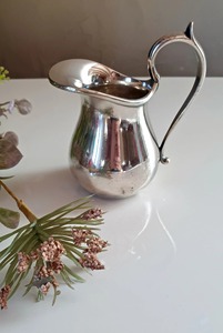 Jarra de acero inoxidable plateada estándar, funcional y perfecta para uso diario en el hogar, catering, restaurantes y servicio a la habitación. - Product Image 6