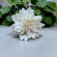 VADEE Kerajinan Tangan Bunga Dahlia Salju Berkelanjutan dari Kayu Sola Ukuran 8.5 CM Batang Serat Tanaman Sesbania Phra Buatan Thailand
