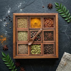 Boîte à épices en bois de Sheesham avec cuillère : Masala Dabba, organisateur de rangement de cuisine, récipient à assaisonnements, en bois durable et artisanal - Product Image 6