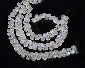 Cuentas facetadas de piedra lunar arcoíris blanca natural en forma de corazón de 9-10 mm, cuentas de piedra lunar arcoíris en forma de corazón para la fabricación de joyas - Product Image 1