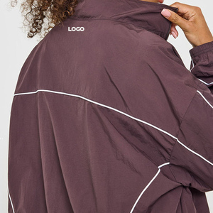 Conjuntos de Dos Piezas de Nailon con Logotipo Bordado Personalizado para Mujer, Chaqueta con Cremallera de Manga Larga y Pantalones Cortos Deportivos de Moda del Fabricante - Product Image 3