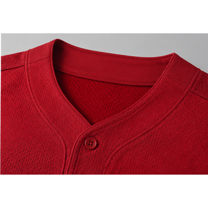 เสื้อเบสบอลสีแดงแบบกำหนดเองพร้อมแถบสีดำที่แขนเสื้อ หมายเลข 03 ปักลาย Tackle Twill ทรงปกติสำหรับผู้ชาย แขนสั้น - Product Image 3