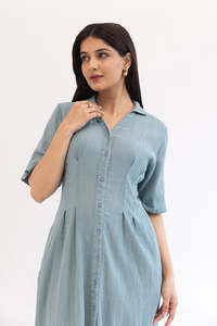 Robe chemise en coton bleu clair, longueur midi, manches courtes, boutons sur le devant, poches, tenue décontractée d'été, coupe ample, couleur unie - Product Image 3