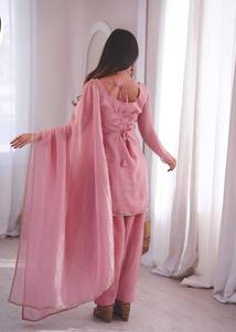 ชุดสัลวาร์สีชมพูดีไซน์พรีเมียมพร้อมผ้าคลุมไหล่ ชุดพื้นเมืองสำหรับผู้หญิง เหมาะสำหรับงานเลี้ยงลำลอง งานแต่งงาน และเทศกาลต่างๆ ส่งออกจำนวนมาก - Product Image 2