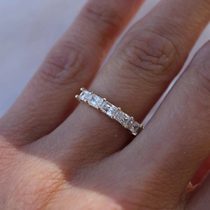 Anillo de Boda de Moissanita de 0.70 CT, Corte Radiante, Certificado GRA VS+, Plata 925 Chapada en Oro, Media Eternidad con Garras Compartidas - Product Image 5