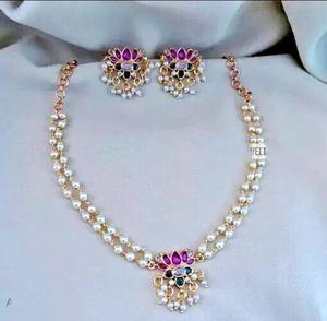 Collar afgano Kuchi ornamentado con paneles rectangulares plateados con detalles en azul lapislázuli y delicada flecos de monedas. - Product Image 6