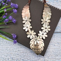 Collier Pendentif Tendance en Nacre Noire Sculptée Motif Fleur et Feuille, sur Cordon en Nylon Tressé