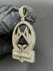 จี้เพชรโมอิสซาไนต์ทรงกลมพร้อมโลโก้ชื่อแบบฝังเพชร สำหรับเป็นของขวัญส่วนตัว พร้อมจี้เงินแท้ 925 และชาร์มเครื่องประดับ - Product Image 3