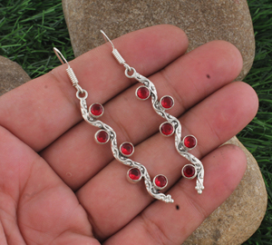Pendientes Colgantes de Lujo al por Mayor con Diseño de Ola y Enredadera, Chapados en Plata, con Circonita Cúbica y Múltiples Piedras Curvadas, Regalo de Compromiso - Product Image 1