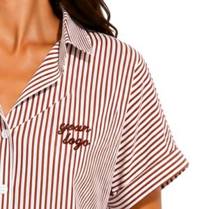 Camisa corta a rayas marrón y blanca personalizada para mujer, con logotipo bordado personalizado, manga corta, abotonada, informal, blusa de verano, OEM - Product Image 4