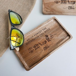 Plateau de service rectangulaire en bois artisanal UO avec gravure florale, plateau décoratif pour la table à manger - Product Image 3