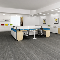Bureau de travail commercial moderne en forme de L avec écran de séparation, dessus en bois veiné, cloisons bleues et pieds de rangement