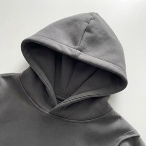 Sweat à capuche Outclass avec détails ton sur ton et une silhouette raffinée, conçu pour les marques de mode haut de gamme et le streetwear de prestige. - Product Image 3