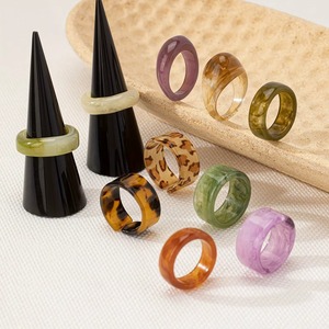 Anillo de Dedo de Resina con Diseño de Ángel, Joyería de Moda, Juego de Anillos de Resina Multicolor, Anillos de Banda Acrílica, Accesorios Unisex - Product Image 1