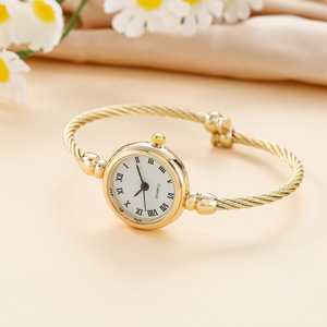 นาฬิกาข้อมือควอตซ์สำหรับเด็กนักเรียนหญิง ดีไซน์เรียบง่ายทันสมัย รุ่นใหม่ปี 2026 ขายส่งจากโรงงาน พร้อมหน้าปัดดิจิตอล ตัวเรือนโลหะผสม - Product Image 3