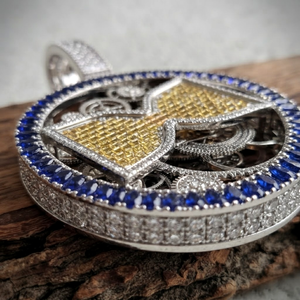 Montre Pendentif Sablier Hip Hop Chrétien Personnalisé en Moissanite Sertie de Micro-Pavé avec Design Engrenage en Argent 925 VVS - Product Image 4