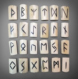 Juego de Piedras Rúnicas para Adivinación con Tapete de Cuero Premium, Símbolos Futhark Nórdicos Antiguos para Predecir el Futuro - Product Image 1