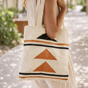 Bolsa de Estilo Vintage Kilim Geométrica, Bolsa Kilim Rústica Tejida a Mano en India, Ligera y Sostenible, Bolsa para Ropa Duradera - Product Image 3
