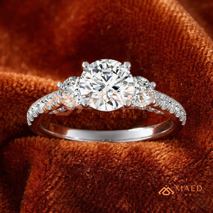 แหวนมอสซาไนต์สามเม็ด ทองคำขาวชุบทองคำชมพู 925 แบบสั่งทำพิเศษ ทรงกลมเจียระไนแบบไล่ระดับ สำหรับวันครบรอบแต่งงาน เครื่องประดับเจ้าสาว ขายส่ง - Product Image 1