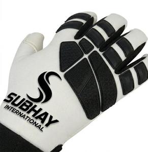 ถุงมือผู้รักษาประตูฟุตบอล Subhay Rubber Inject สีขาวดำ แบบเต็มนิ้ว กันลื่น สายรัดข้อมือปรับได้ อุปกรณ์กีฬาสำหรับทุกเพศ - Product Image 2