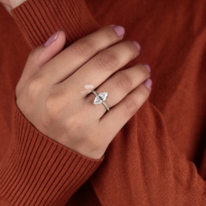 Anillo de Compromiso con Diamante Solitario Marquise Cultivado en Laboratorio, Halo Oculto, Oro de 14K, Certificado IGI, 2.36 CT de Cuarataje Total, con Pavé - Product Image 5