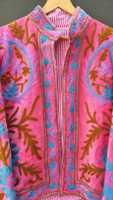 Parfait pour l'hiver et les saisons festives, manteau en velours rose papillon de qualité supérieure, style bohème, floral, cachemire, fait main, veste pour femme Suzani.