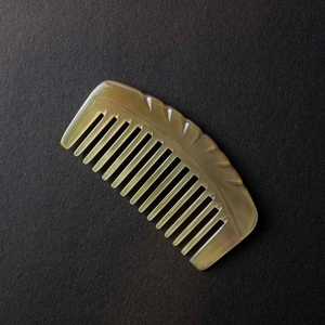Peine de Cuerno de Vaca Natural con Dientes Finos, Ecológico y Hecho a Mano para Uso en Salón y Cuidado Profesional del Cabello a Precio de Mayoreo - Product Image 5