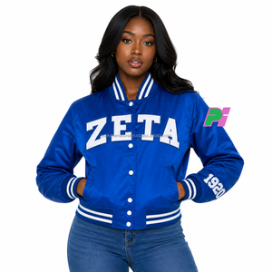 เสื้อแจ็คเก็ต Zeta Varsity สีน้ำเงิน ผ้าซาติน แขนยาว ปกคอพับ โลโก้ด้านหน้า สำหรับผู้หญิง ฤดูใบไม้ร่วง แบบเย็บติดกัน เป็นมิตรกับสิ่งแวดล้อม ZPB Sorority - Product Image 2